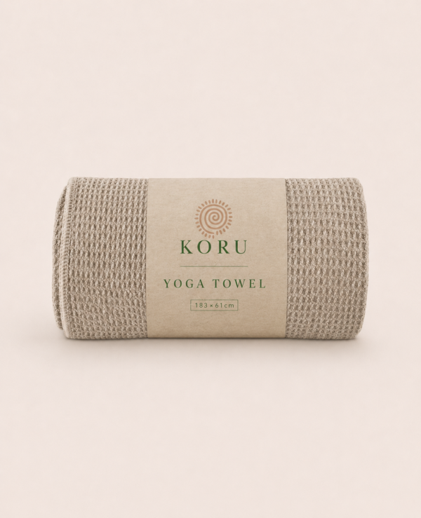 Beige yoga håndklæde fra Koru i blødt og absorberende materiale.