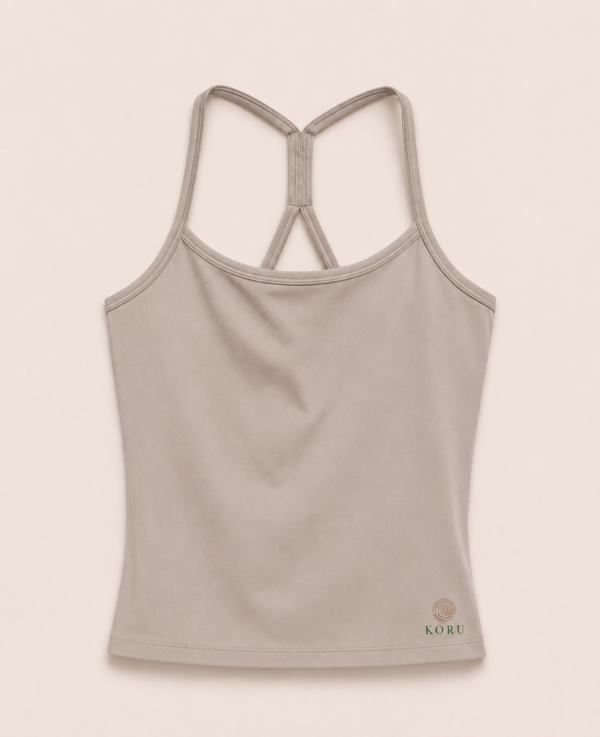 Beige yoga top fra Koru med tynde stropper og komfortabel pasform til træning.