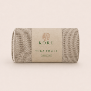 Beige yoga håndklæde fra Koru i blødt og absorberende materiale.