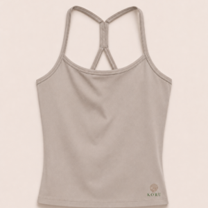 Beige yoga top fra Koru med tynde stropper og komfortabel pasform til træning.